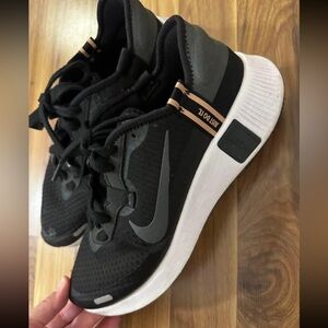 Nike women’s shoes worn once like new